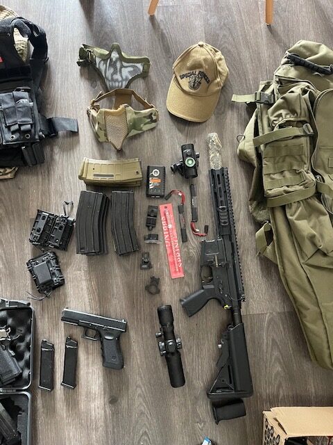 Volledige beginner set incl AEG en 2 pistols; CM16, Glock 17, TM HI CAPA