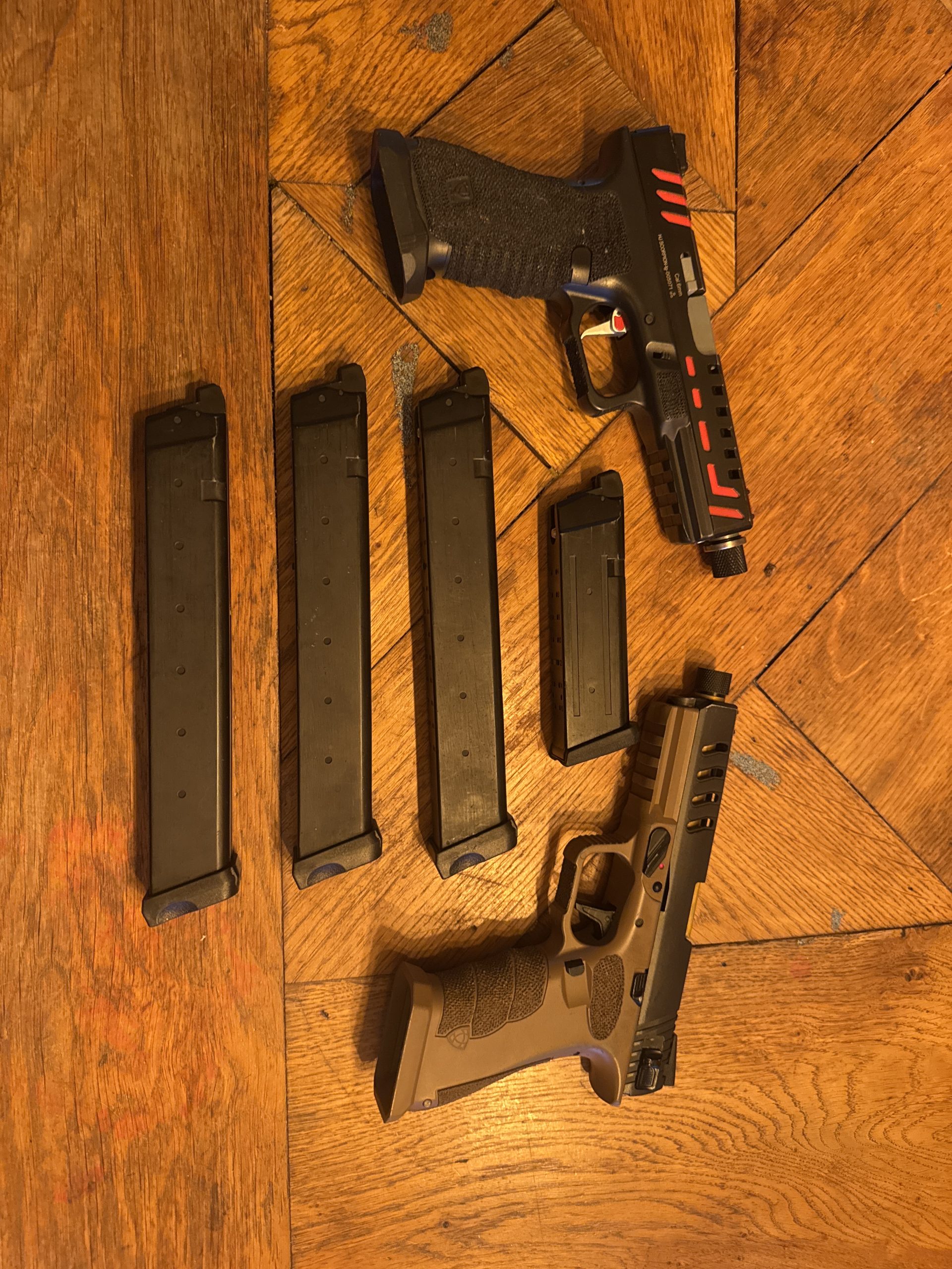 Set van 2 Glock handguns APS Shark Full Auto en Scorpion single shot